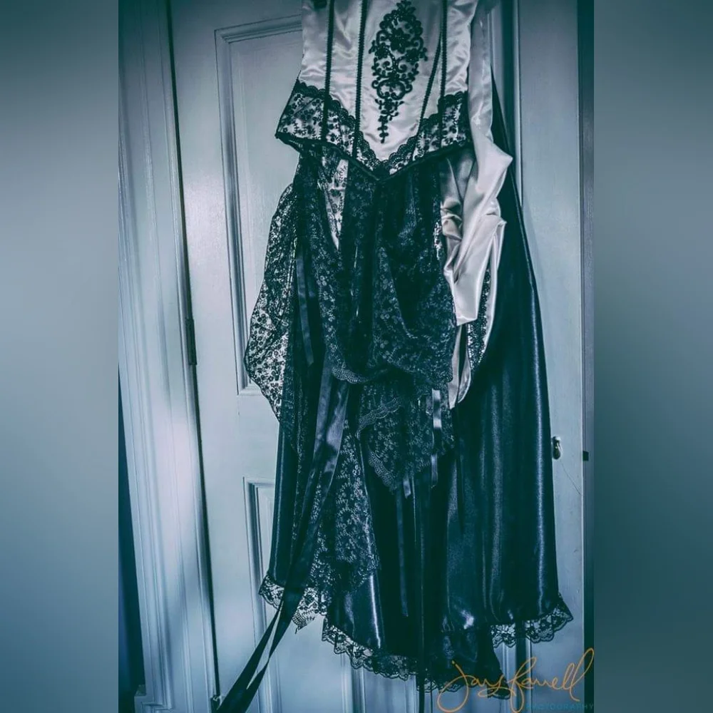 Gothic Gown - Picture 2 of 2